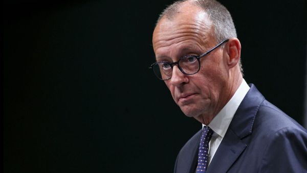 Merz hebt verbindende Kraft des Fußballs hervor