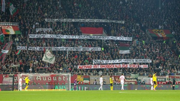 Wagner findet es "schade": FCA-Fans mit Protestbannern