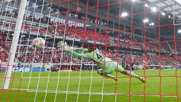 Vor Liverpool-Kracher: Torwart-Diskussion in Frankfurt