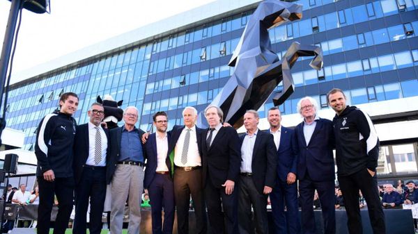 Gladbach feiert mit viel Prominenz - Fohlen-Statue enthüllt