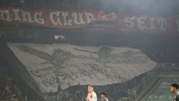 Medizinischer Notfall: SGE-Fan mit Krankenwagen abtransportiert