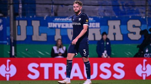 Eigentor und Rot: Strompf verhilft Stuttgart ins Viertelfinale