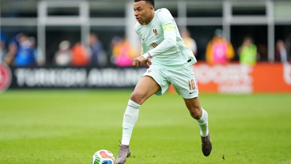 Rot für Upamecano: Mbappé und Ekitiké treffen gegen Selecao