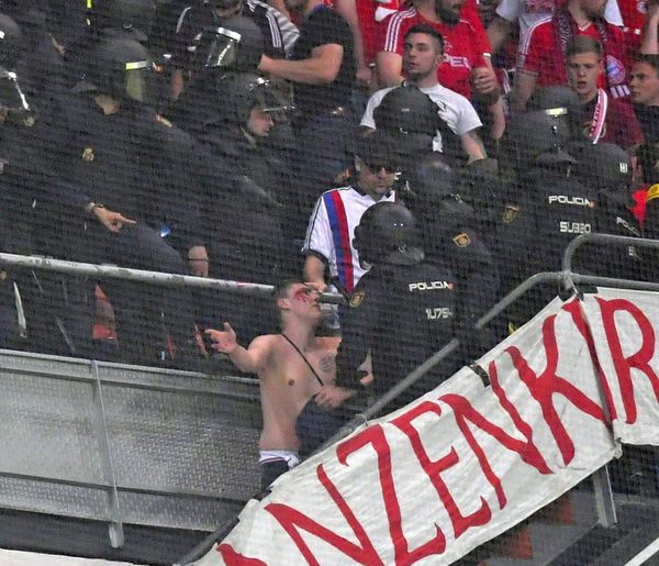 Die UEFA bestraft Pyrotechnik sofort – bei Polizeigewalt gegen Fans schaut sie weg