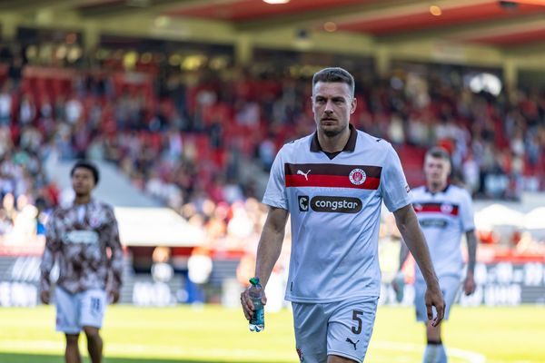 Zufrieden am Abgrund: Will denn keiner die Klasse halten?