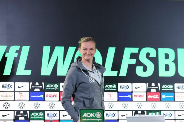 Alex Popp stellt die Frage, die sich der Männerfußball nie zu stellen wagte