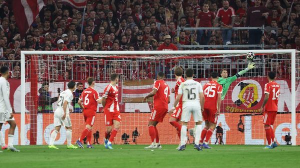 Trotz Neuer-Patzern: Bayern kämpfen sich ins Halbfinale