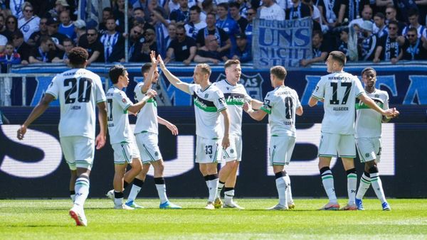Später Sieg beim KSC: 96 springt auf Relegationsplatz