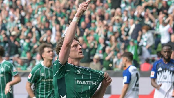HSV sieht rot: Werder gewinnt wildes Nordderby