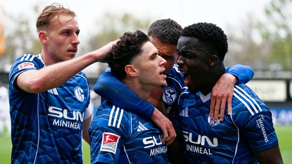 Sieg im Spitzenspiel: Schalke träumt weiter
