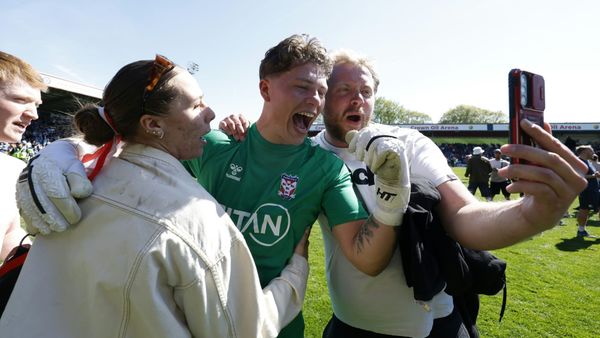 Aufstiegsfeier: Spieler schlägt Fan - Polizei ermittelt