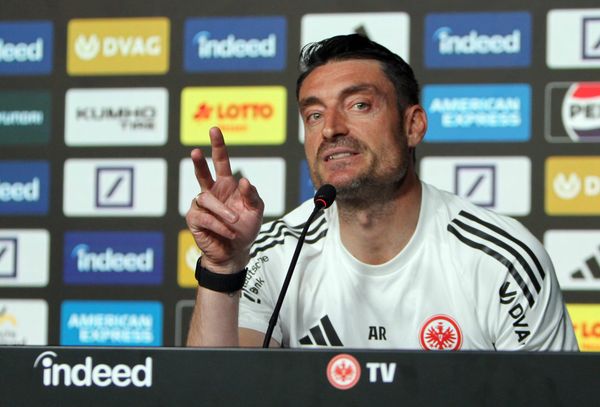 Eintracht Frankfurt: Riera klagt über undichte Kabine — und meint mehr als nur Burkardt