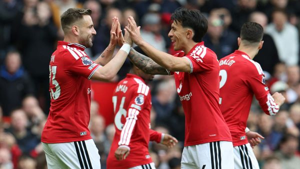 United sichert Rang drei - Fernandes egalisiert Rekord