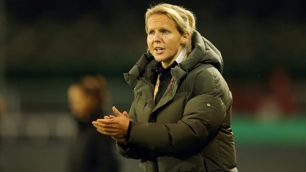 Wie im US-Sport: Trainerin Kromp wird verkabelt