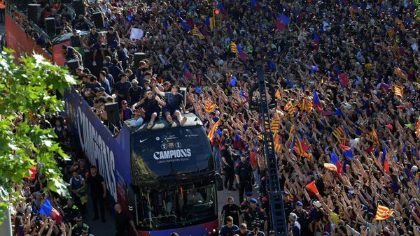 Flick mit dabei: Barca lässt sich bei Busparade feiern