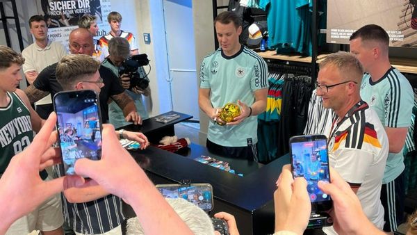 Mit Goldpokal und hunderten Fans: Neuer entfacht Euphorie