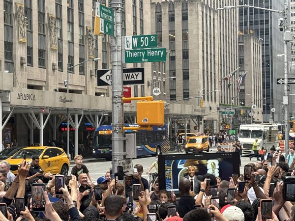 Fußball auf Probe: New Yorker Straßenschilder mit Verfallsdatum
