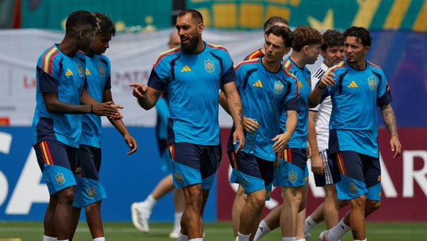 Spanien vor Training mit Schweigeminute für Erdbeben-Opfer