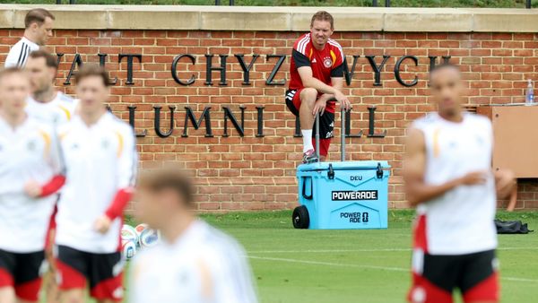 Abtasten auf dem Rollfeld: DFB-Team nach Toronto abgeflogen