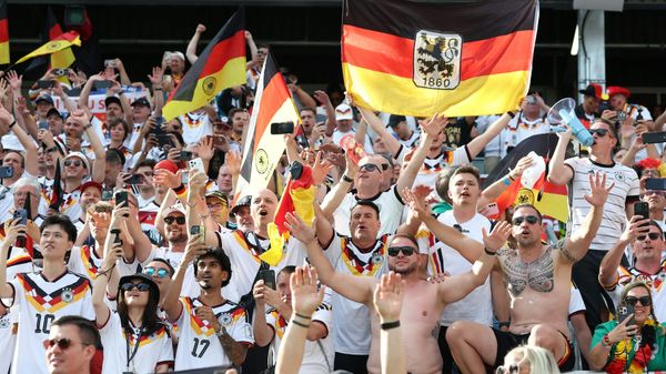 Wegen Regenbogen-Fächer: DFB-Fan in Toronto verprügelt