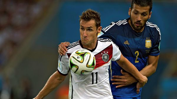 17. Treffer: Klose gratuliert Messi zum Rekordtor