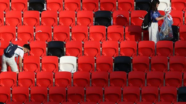 Mit prominenter Unterstützung: Japan-Fans räumen Tribüne auf