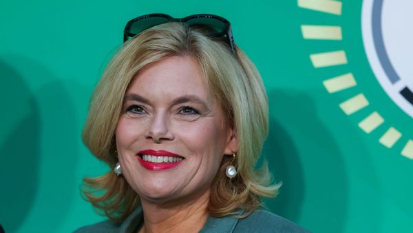 Klöckner im Stadion: Bundestagspräsidentin unterstützt DFB-Elf