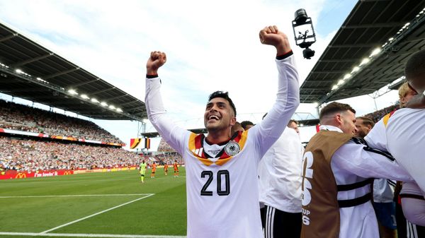Die Familie jubelt mit: Amiri feiert perfektes WM-Debüt
