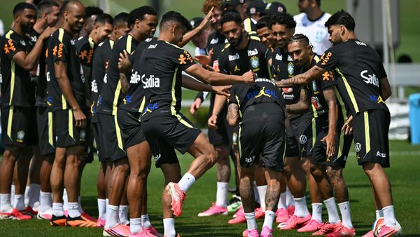 Spalier für Neymar: Superstar mit dem Team auf dem Platz