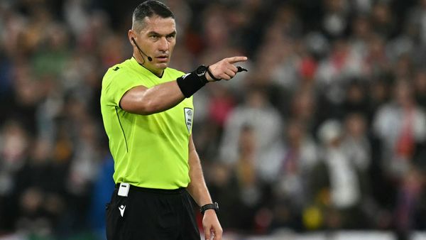 Tunesien und Japan im 1000. WM-Spiel - Sondertrikot für Referee