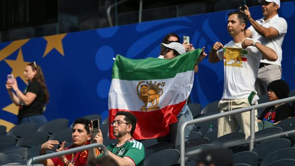 Trotz Verbot: Zahlreiche historische Iran-Flaggen bei WM-Spiel