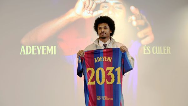 Karim Adeyemi trägt jetzt Blau und Rot