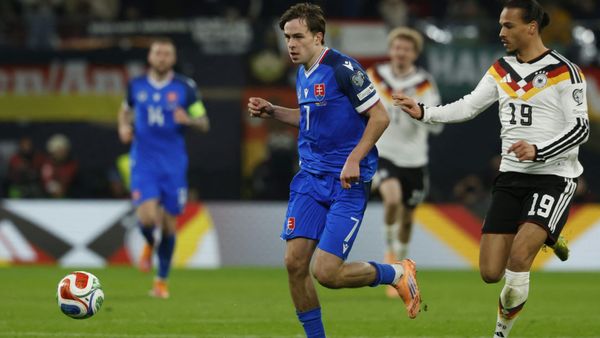 Sauer im Einsatz gegen Deutschland (rechts Leroy Sané)