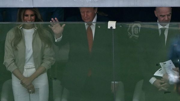 Trump sitzt im Stadion - und tätschelt den WM-Pokal