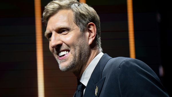 Fußball-WM: Nowitzki übergibt Trophäe an Nusa