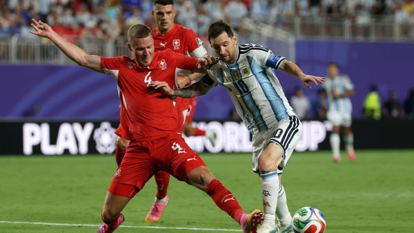 Nico Elvedi (l.) bei der WM im Duell mit Lionel Messi