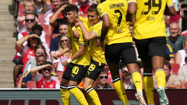Dortmunds Inacio (l.) und Karetsas feiern ihre Treffer