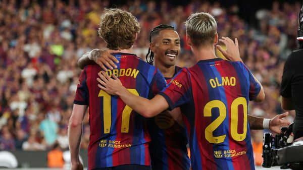 Barca um Toptorjäger Raphinha (m.) hatte Grund zum Jubeln