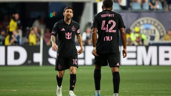 Messi (l.) wird zur Kasse gebeten