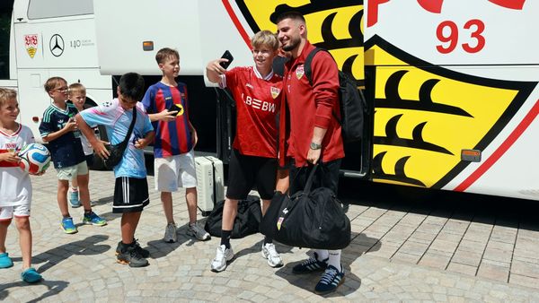 Deniz Undav mit Fans im Trainingslager des VfB