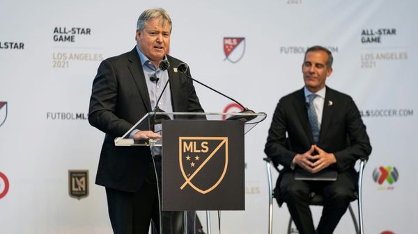 Larry Berg (l.) wird MLS-Boss