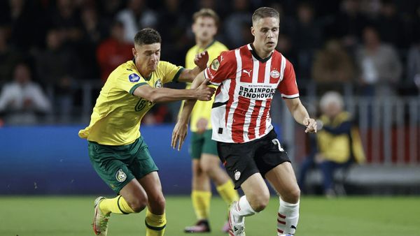 Joey Veerman im PSV-Trikot (r.)