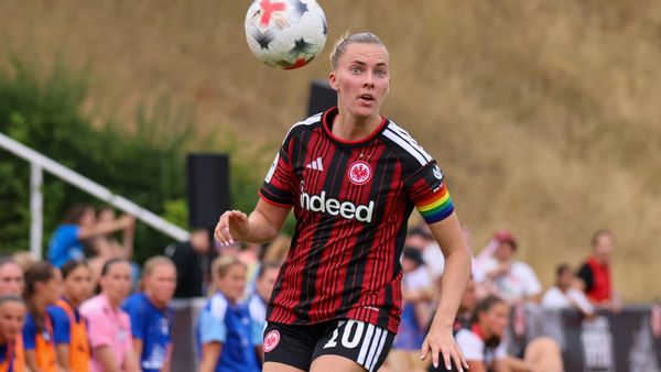 Laura Freigang mit Kapitänsbinde am Arm