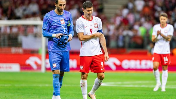 Grabara im Nationaltrikot neben Robert Lewandowski