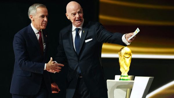 Mark Carney und FIFA-Boss Gianni Infantino (re.)