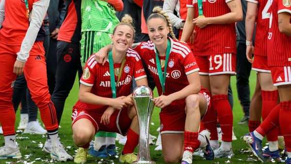 Carolin Simon (l.) und Giulia Gwinn mit dem DFB-Pokal