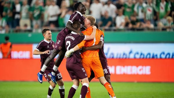 Hearts-Spieler jubeln in Wien
