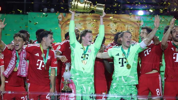 Jonas Urbig (li.) und Manuel Neuer