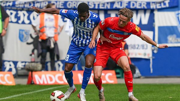 Magdeburgs Nadjombe (l.) im Zweikampf gegen Therkelsen