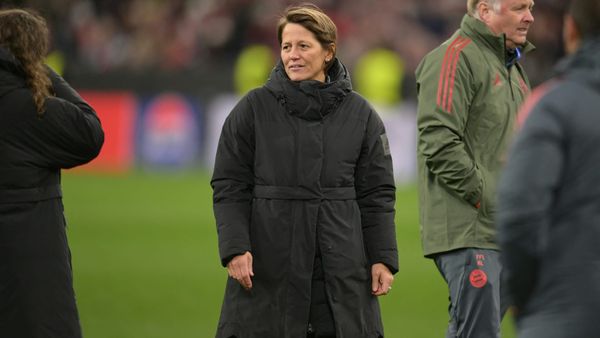 Bayerns Frauenfußballchefin Bianca Rech (m.)